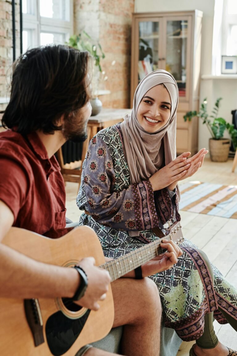 Pareja conversando y sonriendo en ambiente cultural