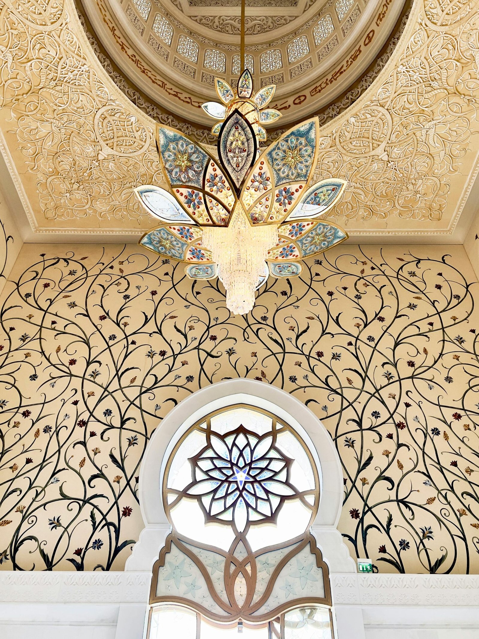 Techo decorado con lámpara de mosaicos