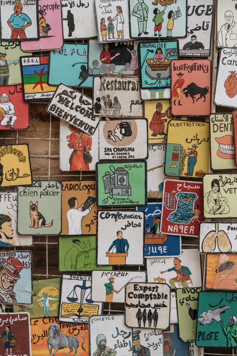 Muro con azulejos coloridos y caligrafía árabe