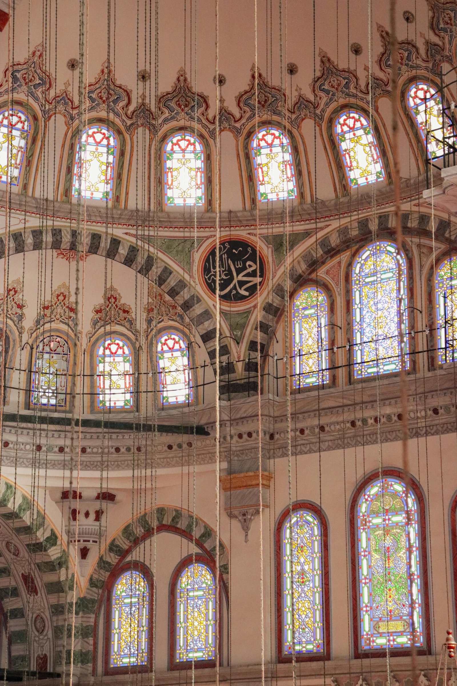 Cúpula interior con vitrales y detalles ornamentales