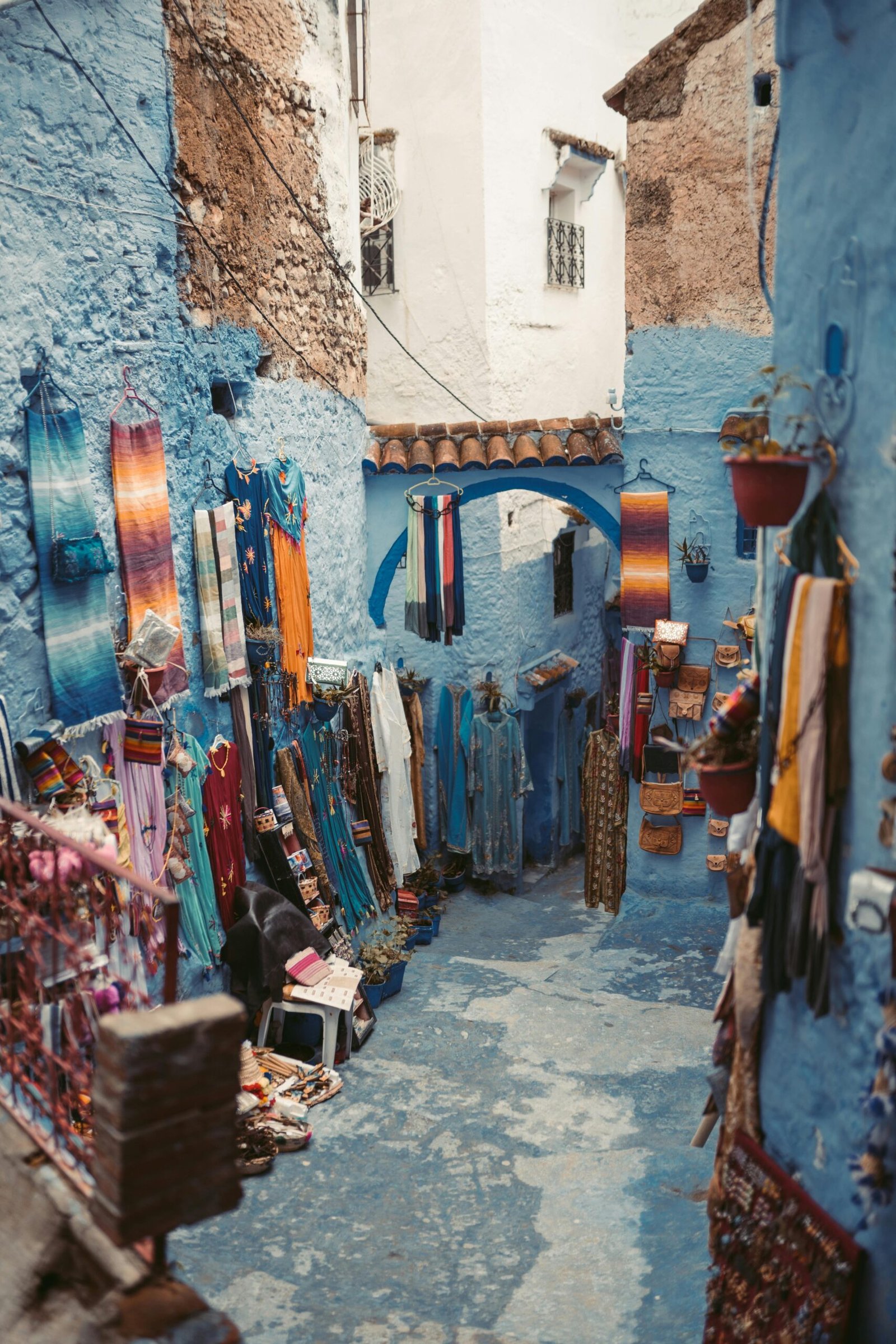 Calle estrecha con casas azules en Chefchaouen